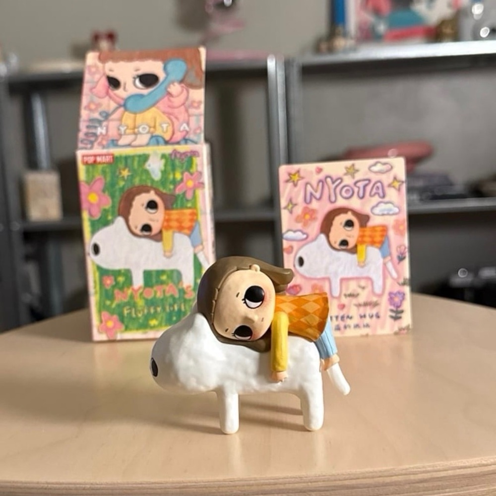 Pop Mart Nyota fluffy life- kitten hug